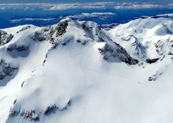 Montañeros en la ascensión al Aneto con Esquís
