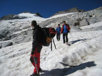 Montañeros en el glaciar del Aneto
